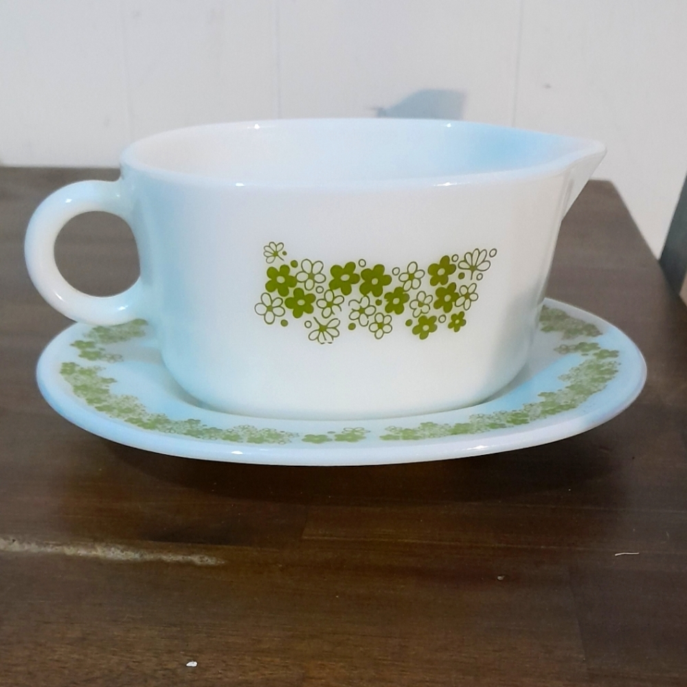 Vintage Pyrex Gravy Boat with Underplate Spring Blossom Crazy Daisy 77-B Plate